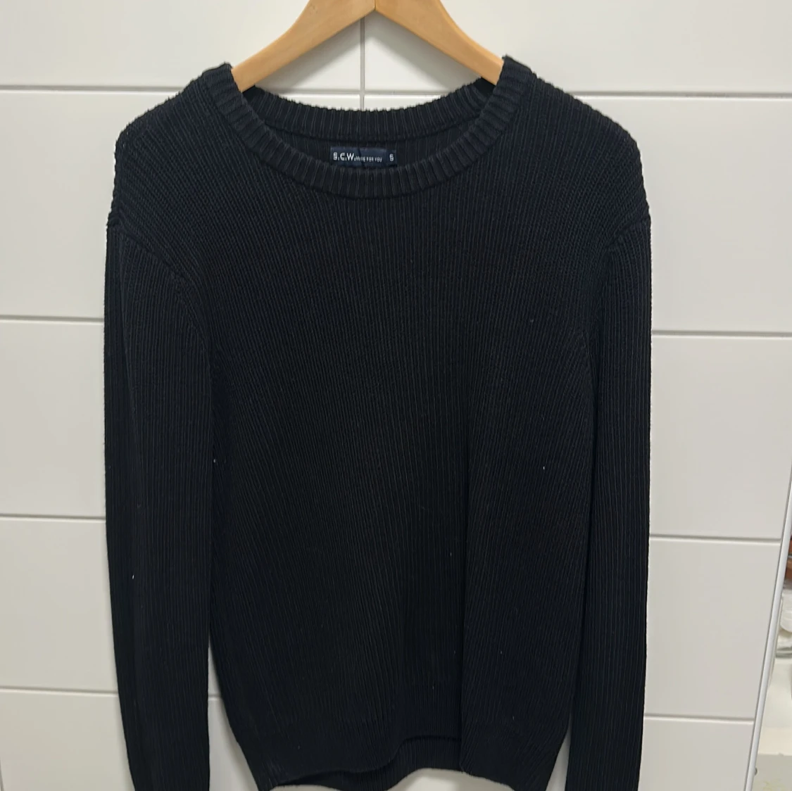 Svart stickad tröja från S.C.W.