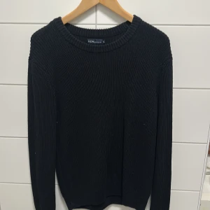 Svart stickad tröja från S.C.W. - En svart stickad tröja i storlek S