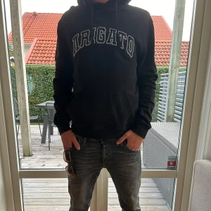 Svart Arigato hoodie  - Svart hoodie från Axel Arigato med stor vit logga på bröstet. Klassisk känguruficka framtill, snörning i huvan och ribbade muddar. Brutalt snygg hoodie som kommer gå åt fort, stilren o riktigt skön! Priset inte hugget men snabba affärer prioriteras. Hör gärna av er vid fler frågor 🫶🏻