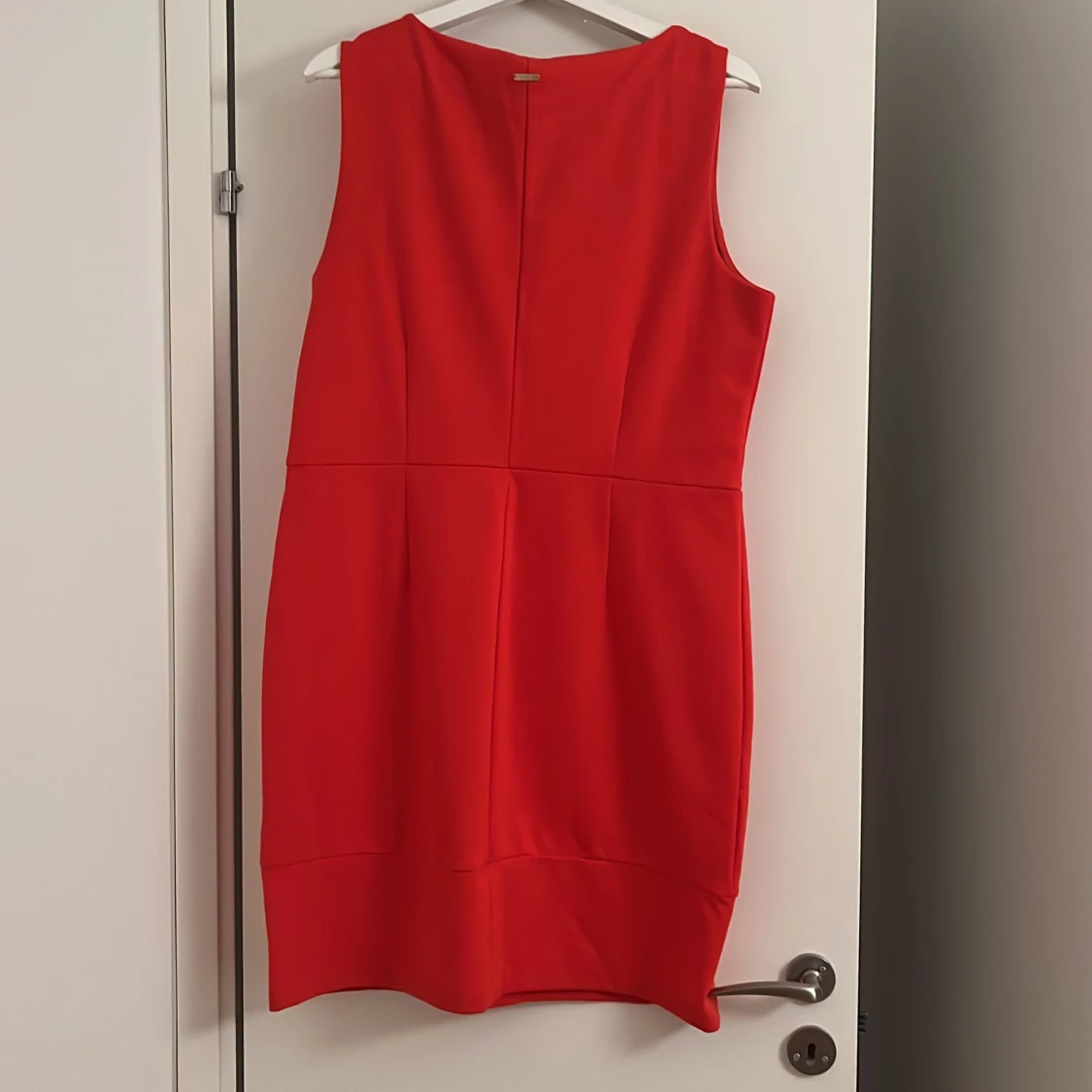 Röd ärmlös kortklänning - 1