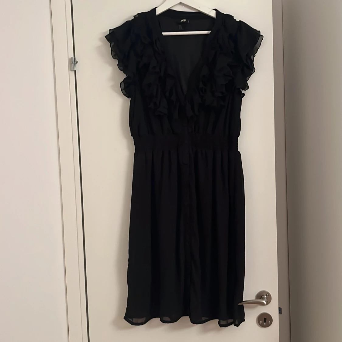 Svart volangklänning från H&M