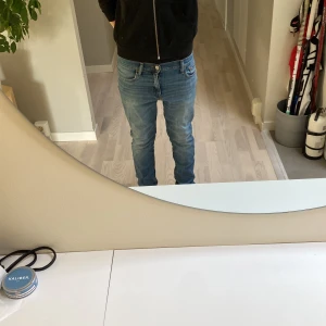 Blå jeans från Polo Ralph Lauren - Säljer ett par klassiska blå jeans från Polo Ralph Lauren. Jeansen har en rak passform med normal midja och femficksdesign. Tillverkade i mjukt bomullsjeans med snygg tvätt och diskreta slitningar.  Storlek passar ca 166-170