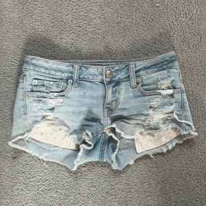 lågmidjade jeansshorts  - jätte fina lågmidjade jeansshorts från american eagle midjemått 38cm❤️