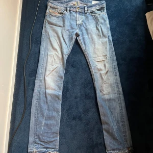 Ljusblåa Diesel Industry’s jeans - Ljusblå Diesel Industrys jeans med rak passform (svänger ut lite runt bensluten) och slitna detaljer vid bensluten. slitningar för en avslappnad vibe. Perfekta för dig som gillar en tidlös streetstil. Jag är 187 med rätt långa ben.