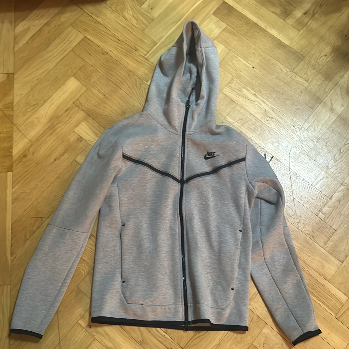 Grå Nike hoodiejacka med dragkedja