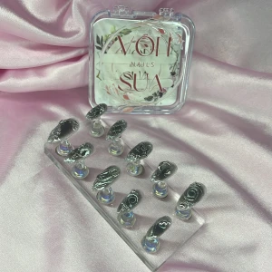 SilverSpell (XS);Medium Almond - Snygga handgjorda gelé press-on naglar i svart med unika silverdetaljer och 3D-mönster. Kommer i storlek  XS: 14 mm, 11 mm, 11,5 mm, 10 mm, 8 mm . Perfekt för dig som vill ha en edgy look utan att gå till salong.