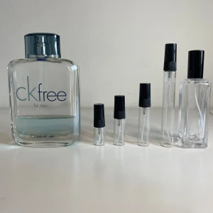 CK Free  - En fräsch och modern parfym från Calvin Klein, en utmärkt parfym. 🤩1ml: 13kr 2ml: 22kr 3ml: 29kr 5ml: 45kr 10ml: 75kr 30ml: 119kr