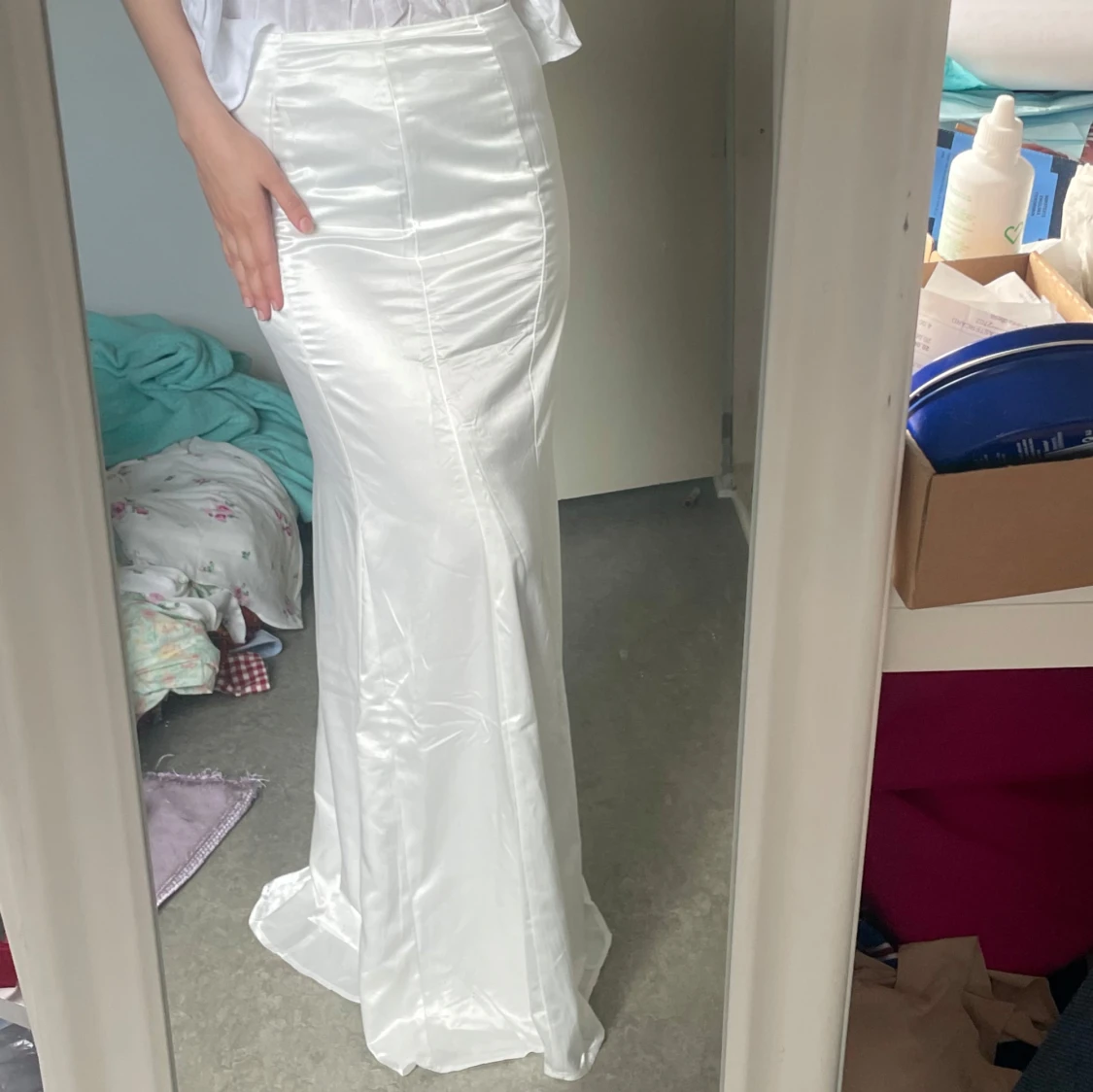 Vit långkjol i satin