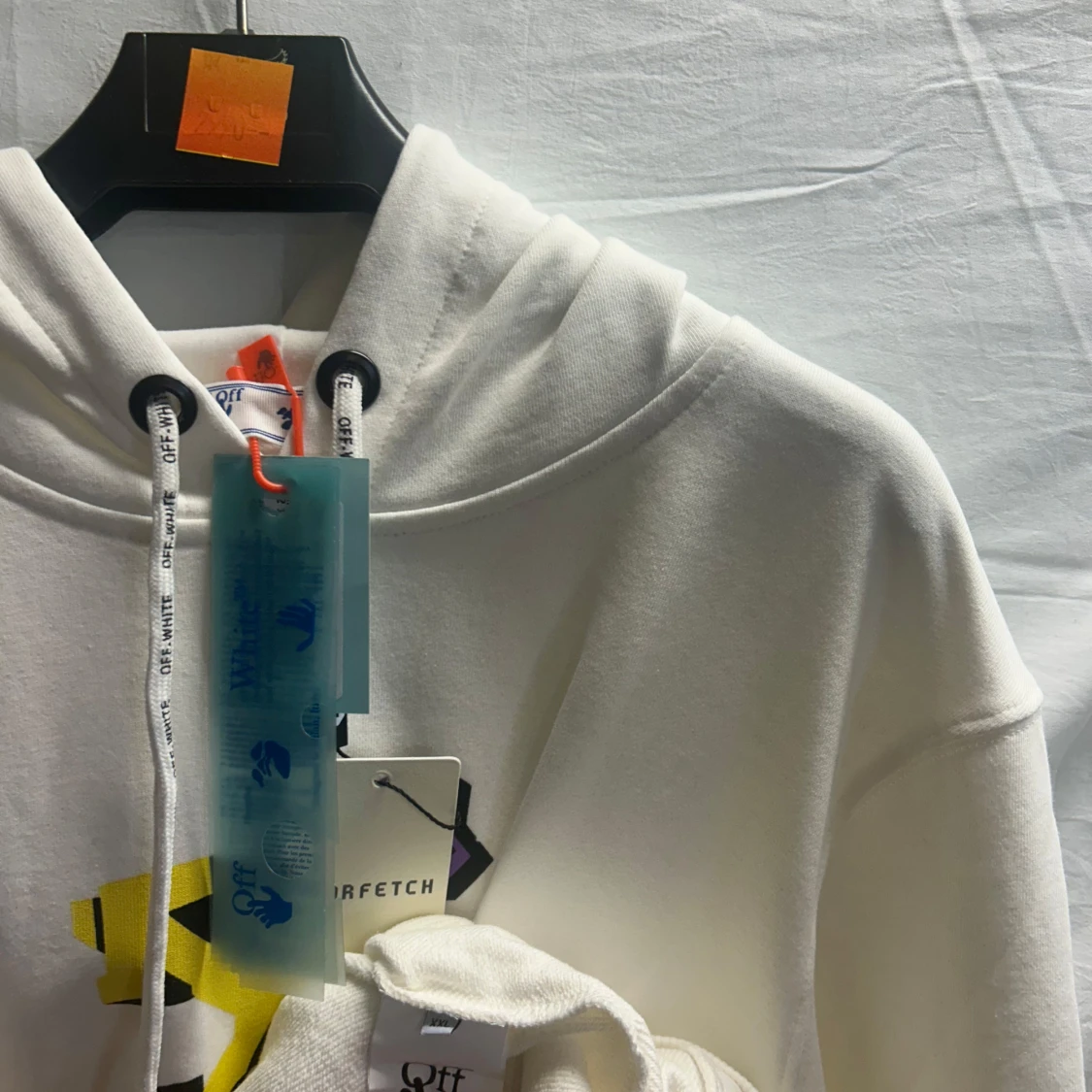 Vit hoodie från Off-White med tryck - 4