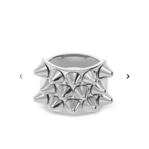 Edblad silverring med nitar - Cool och edgy bred ring i blankt silverfärgat material med flera spetsiga nitar runt hela ringen. Perfekt statement piece för dig som vill sticka ut och ge din stil en tuffare vibe.