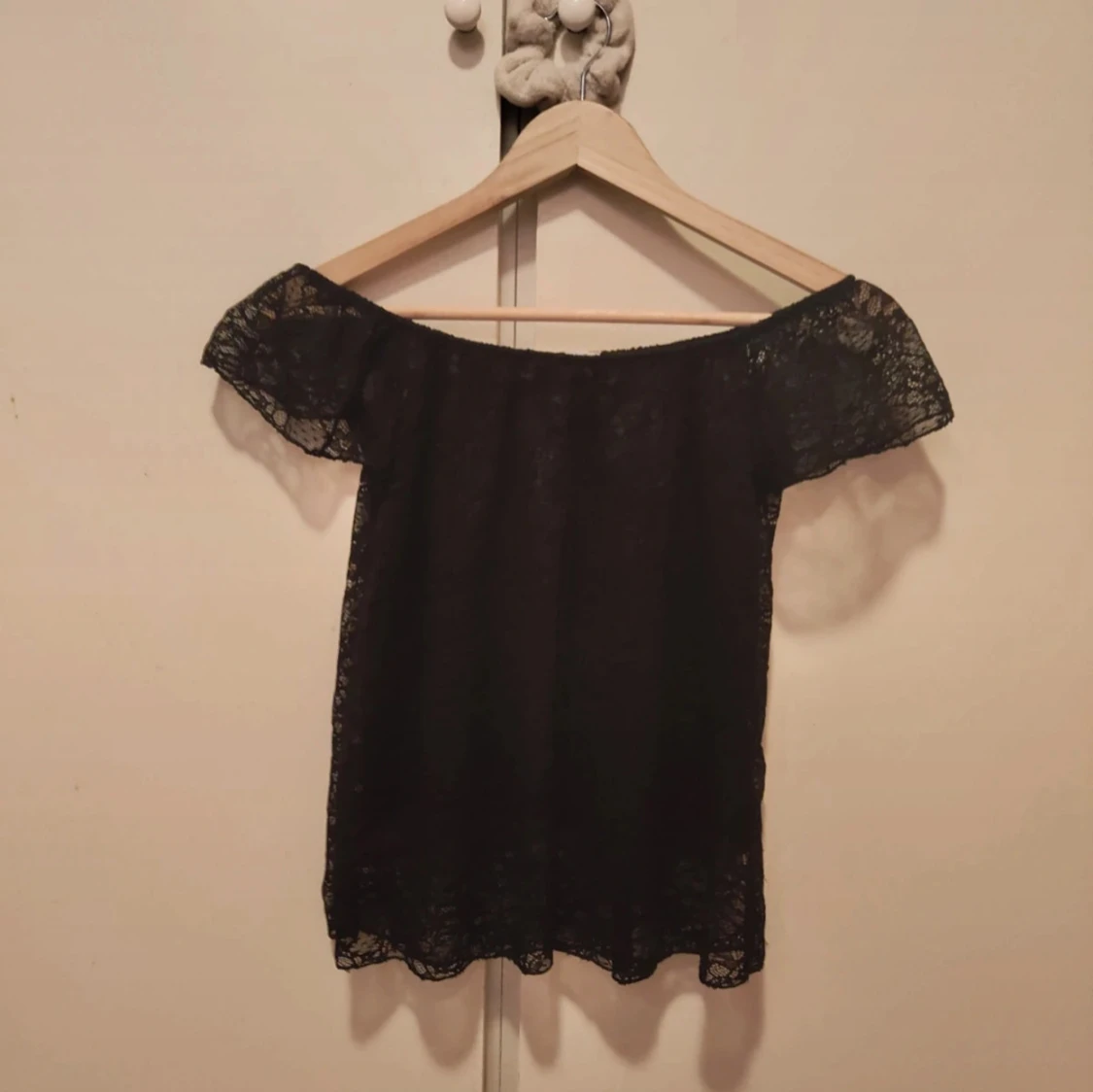 Svart offshoulder spetsblus Zebra XS