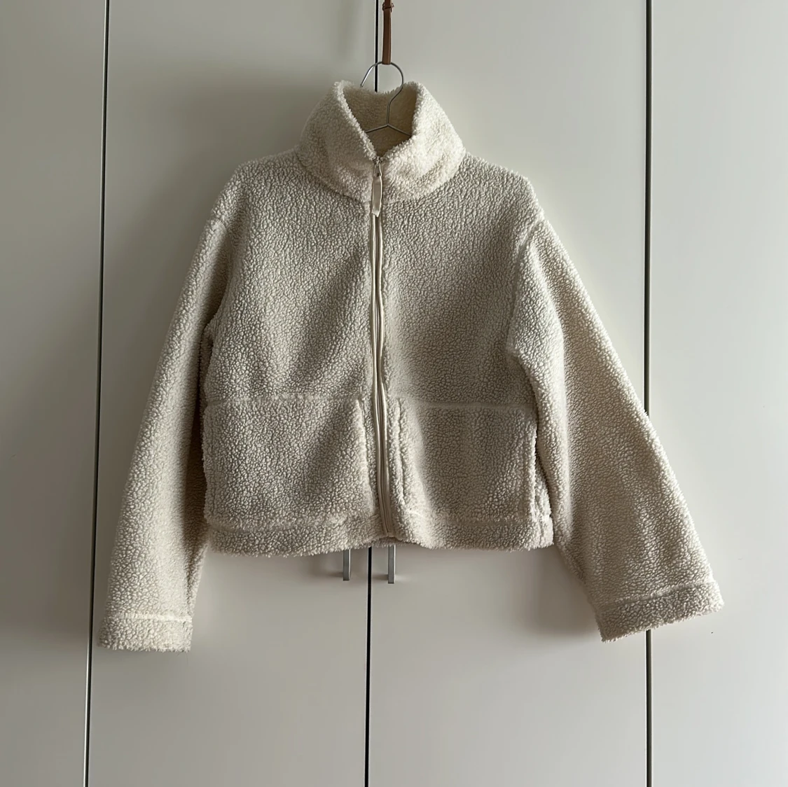 Beige teddyjacka med dragkedja