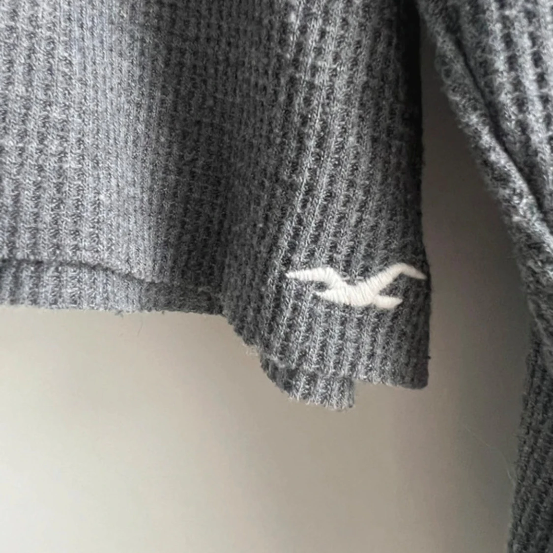 Grå hoodie från Hollister med ränder - 3