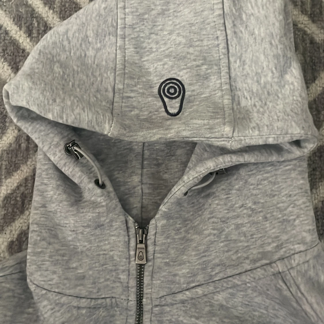 Grå hoodie från Sail Racing med dragkedja - 1