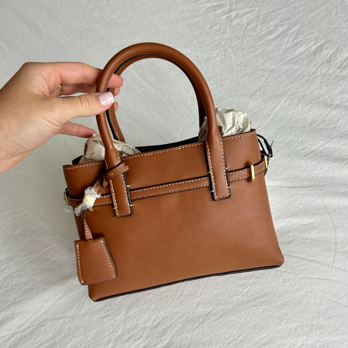 Brun handväska med gulddetaljer från Mango - 1