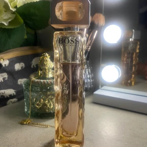 BOSS parfym i elegant glasflaska - Säljer en lyxig parfym från Hugo Boss. Köpt ganska nyligen!! Kan tänka mig gå ner i pris! Tror det är nånstans runt 50 ml kvar, är inte så bra på sånt men kolla på hemsidan annars osen är det 3/4 kvar.