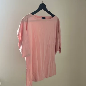 Babyrosa tröja  - Enkel och snygg ljusrosa topp med lös passform, trekvartsärm och båtringad hals. 