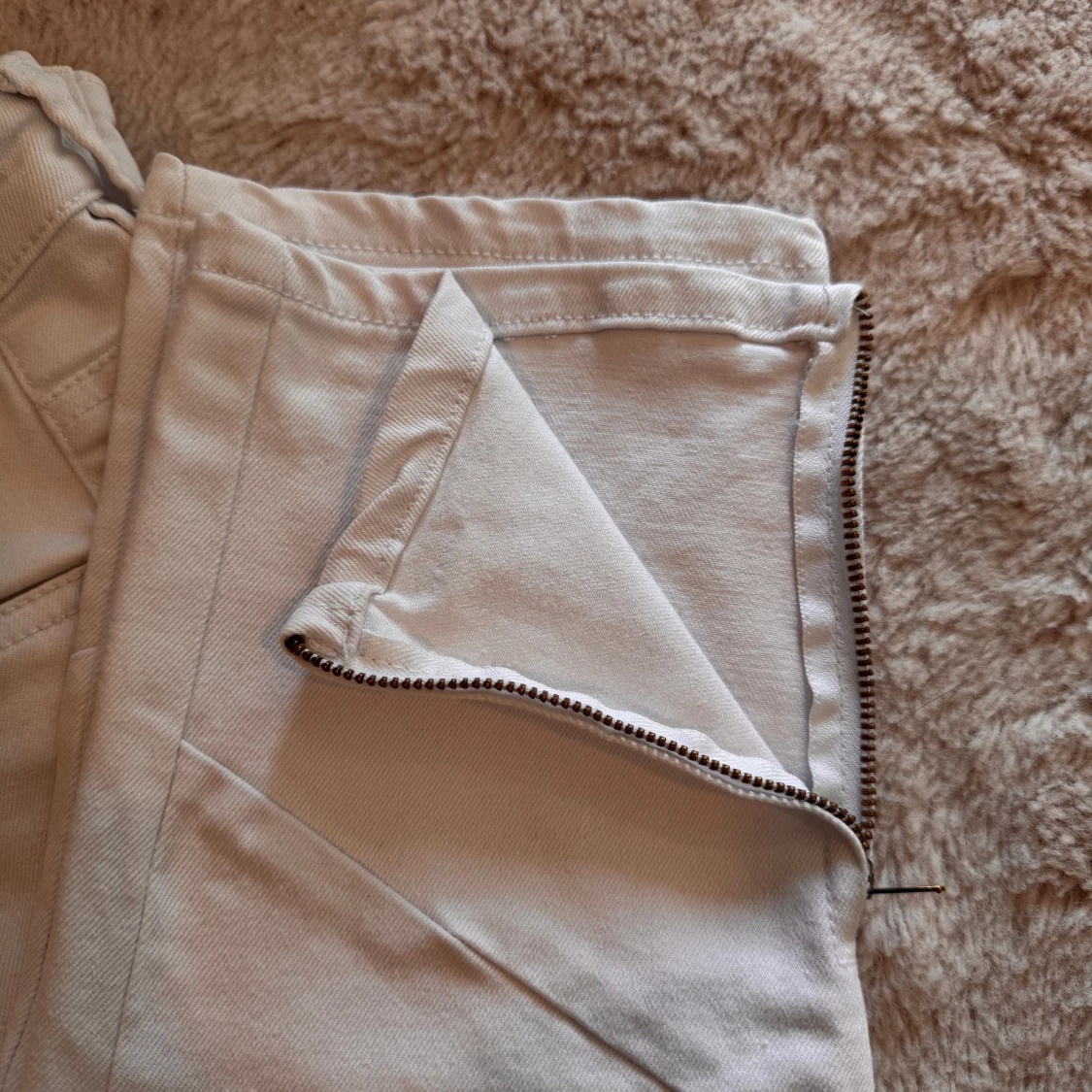 Vita trekvartsbyxor med dragkedja vid benslut - 1