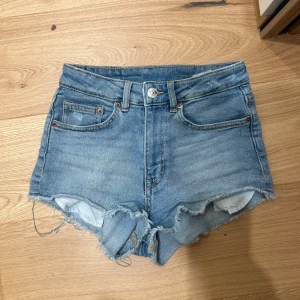 Jeansshorts  - Snygga korta blå jeansshorts i storlek XS perfekt nu till sommaren🩵🩷