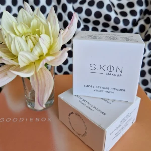 Setting Powder från S:køn Makeup. Loose Velvet Finish - Från GOODIEBOX JULI:  Ny, ej testad.                         Loose Setting Powder Velvet Finish från Skøn Skincare är ett lätt, mineralbaserat puder som ger en silkeslen, matt finish. Perfekt för att fixera makeup och dölja ojämnheter. Vegansk formula, 5g, kommer i en stilren vit förpackning. 