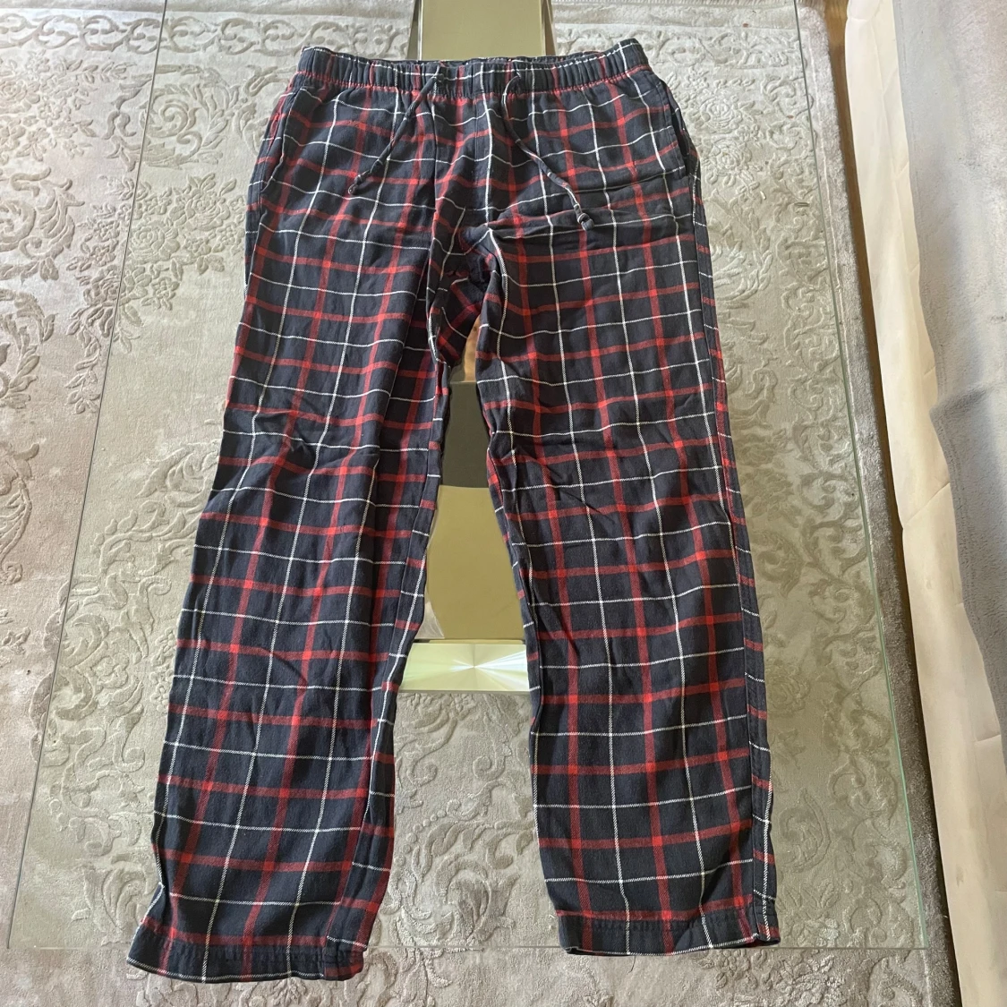 Rutig mjukisbyxa från H&M, svart/röd