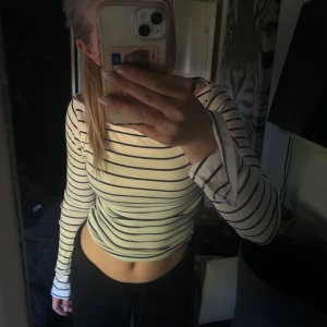 Topp från Gina  - Säljer en fin topp från Gina Tricot. Storlek S men passar xs/s ❤️