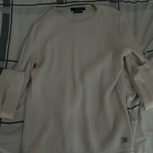 Vit ribbad tröja från Jack & Jones XS  OBS köparen står för Från  - Säljer en stilren vit ribbad tröja från Jack & Jones i storlek XS. Tröjan har lång ärm, rund halsringning och en snygg struktur i tyget. Perfekt för dig som gillar en clean och enkel look med lite extra textur. Kan mötas upp i centrala Göteborg eller så står köparen för frakten 
