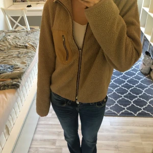 Beige teddyjacka  - Mysig beige teddyjacka från Object. Perfekt för svalare dagar när du vill vara både varm och snygg. Nypris 800-900kr ❣️