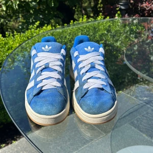 Blå adidas Campus sneakers  - Säljer nu mina blåa adidas campus då de inte kommer till användning längre🥰skriv för fler bilder eller vid funderingar🥰🥰 Nypris 1449kr