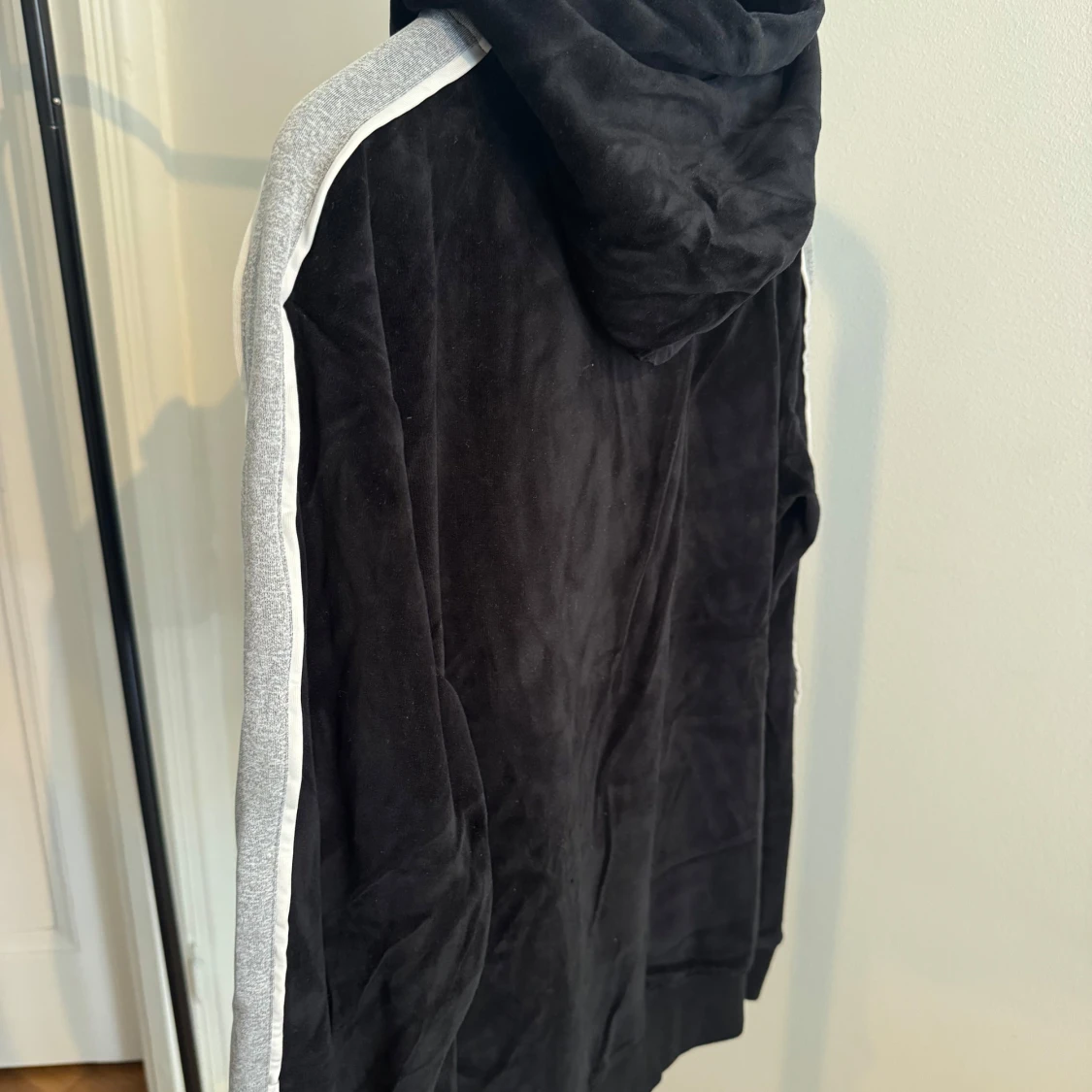 Svart hoodie från Manière De Voir - 1