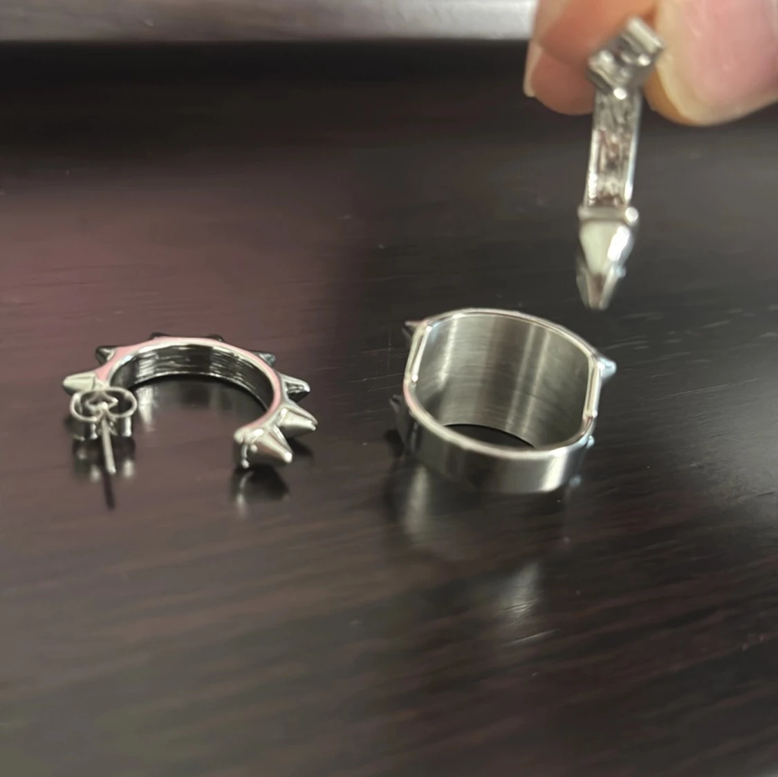 Silvriga örhängen och ring med nitar - 90