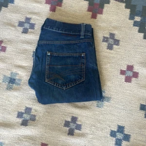 Pace japanese selvedge denim jeans - Jag säljer dessa jeans som är köpta 2017 av min morfar och använda 2 år av honom, jag säljer dom för att han har vuxit ut dom.                                     Dom här jeansen är gjorda av tyger som bara tillverkas i japan och startade som ett mörkblå indigo färgade jeans men efter år av användning så har dom fått den här genuina fantastiska tvätten som inte går att återskapa med maskin. Mycket bra skick (inga defekter). L30 W36 har jag mätt. Meddela mig om ni har frågor eller vill ha bilder.