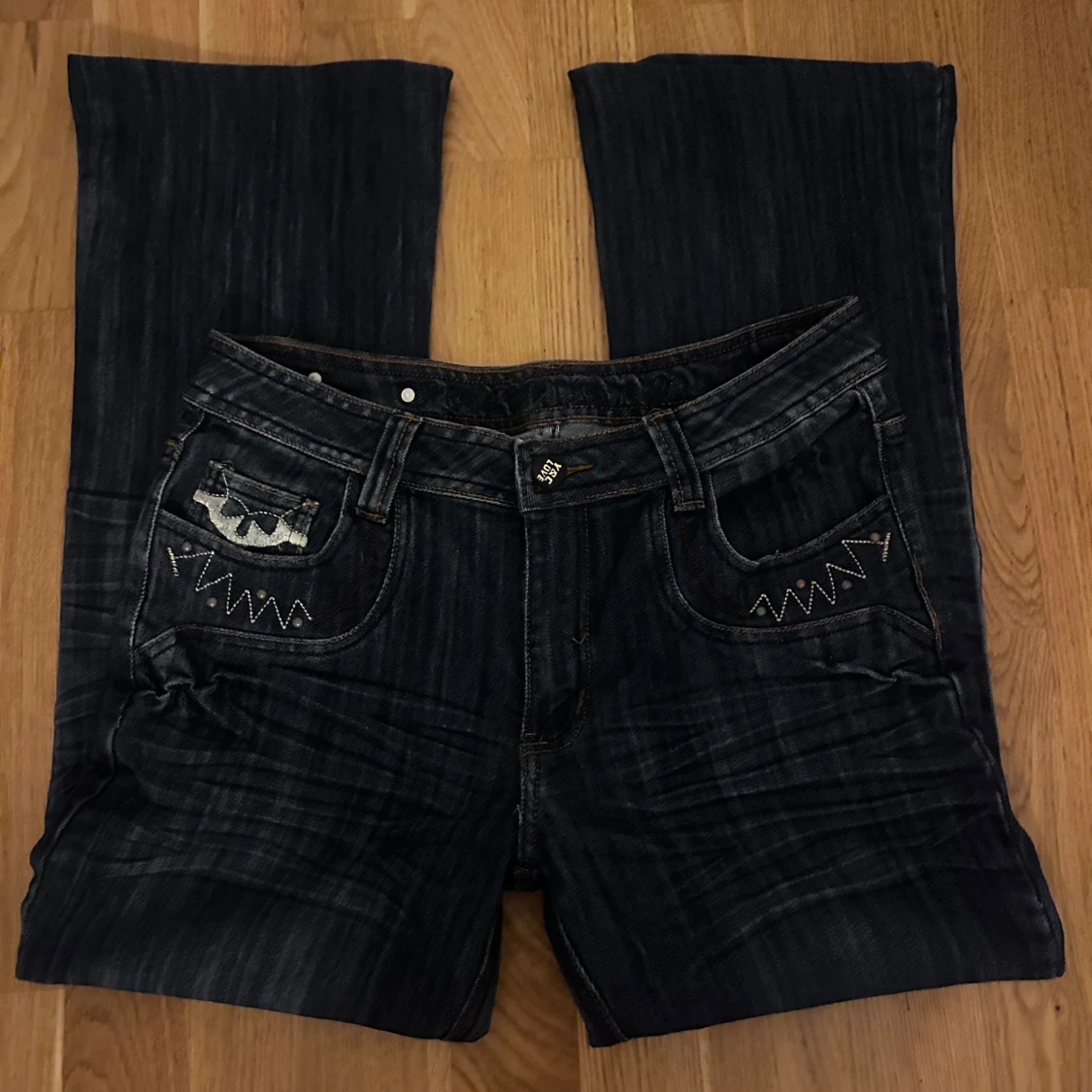 Mörka bootcut jeans med broderi - 1