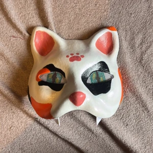Therian mask katt, vattentät - Handgjord katt mask som är helt vattentät. Man ser bra i den och den sitter bra på huvudet, om du undrar över något kontakta bara mig!! Om du vill att jag fixar något med den bör du köpt den eller vill prata pris säg bara till!! ❤️ 