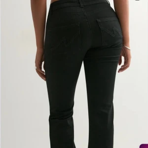 Nelly jeans - Helt nya Nelly jeans andvända 1 gång, köpt för 699kr.        Storlek 32