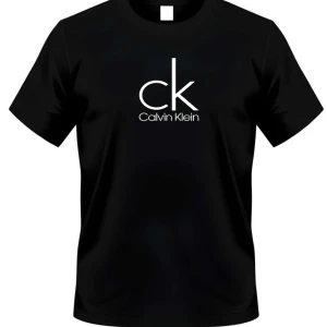 Svart Calvin Klein t-shirt - Svart t-shirt från Calvin Klein med klassisk vit ck-logga på bröstet. Enkel och stilren design med rund hals och korta ärmar. Perfekt för dig som gillar en clean och modern look.