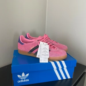 Adidas gazelle  - Säljer dessa skor som är i rosa och helt oanvända. Storlek: 42                                                                           Nytt pris: 1345kr                                                                 Skick: Helt nytt
