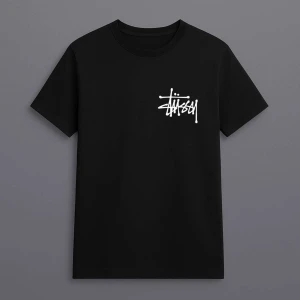 Svart Stüssy t-shirt med logga - Svart t-shirt från Stüssy med klassisk vit logga tryckt på bröstet. Enkel och clean design med rund hals och korta ärmar. Perfekt för dig som gillar streetwear och vill ha en stilren look.