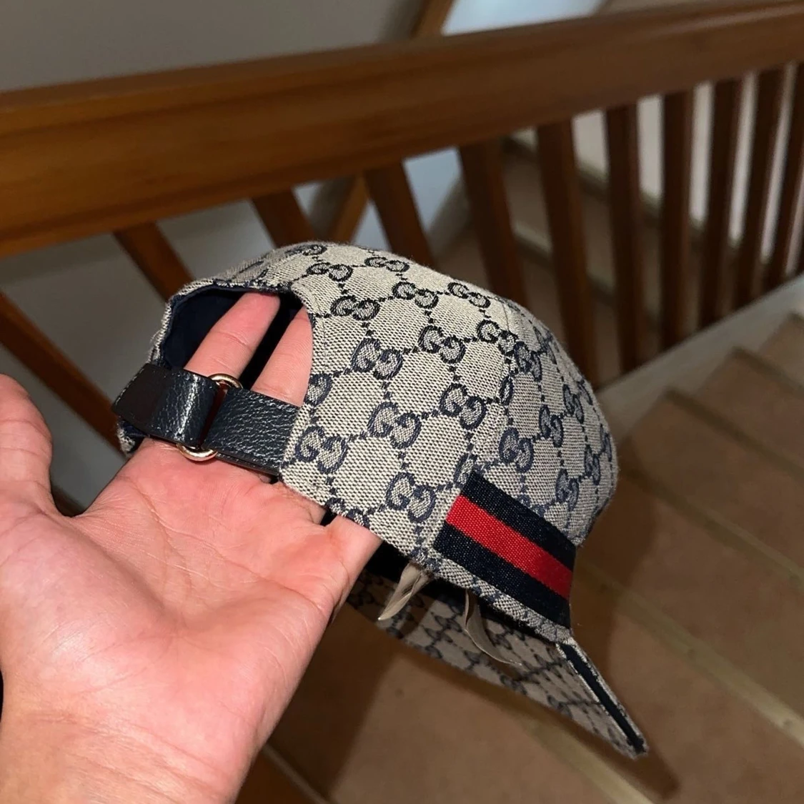 Gucci keps med GG-mönster och röd/blå detalj - 3