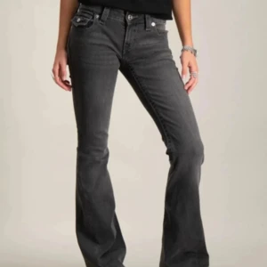 Svarta bootcut jeans True Religion - Säljer dessa supertrendiga True Religion-jeans i modellen Joey! Tyvärr har de blivit för små för mig. De är väl använda men i fint skick, med en snygg blå tvätt som passar till det mesta. Modellen är low waist och sitter riktigt snyggt! ❣️  💸 Köpta för 1200 kr 📏 Midja (sida till sida): 36 cm 📏 Innerbenslängd: 84 cm   #truereligion #joeyjeans #lowwaist #vintagejeans #trending #denim #missme #hot