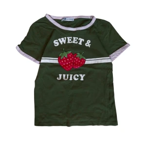Söt babytee🍓 - "Sweet & juicy" Supersöt! Sitter figurnära och ser bra ut på🩷!