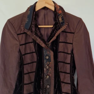 Brun kavaj med unika detaljer - Vintage Brun kavaj med knappar och unika detaljer. 