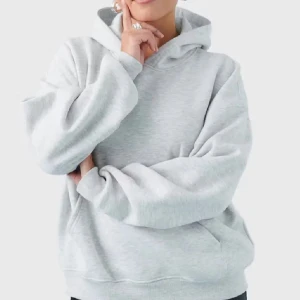 Ljusgrå Gina Hoodie - Säljer nu min ljusgråa ”basic original hoodie” ifrån Gina Tricot, säljer även matchande mjukisbyxorna till om man vill men de är dessvärre noppriga på insidan lår. På hoodien finns inga defekter alls!!                                 Hoodien är i storlek s men passar någon som har mellan xs-m beroende på önskad passform❤️❤️