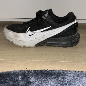 Nike air Max pulse - Bara lite smutsiga så går nog att tvätta bort bara, inga skador på dem, snygga skor. Nypris: ca 1800kr