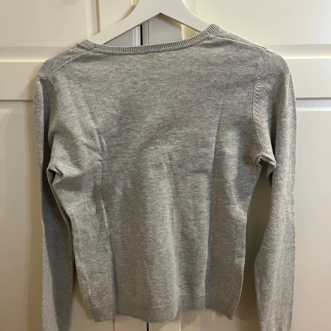 Grå v-ringad tröja från Esprit - 1