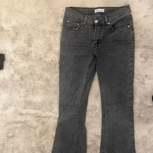 Grå bootcut jeans - Snygga grå bootcut jeans med klassisk femficksdesign och knappgylf. Använda 1 gång 