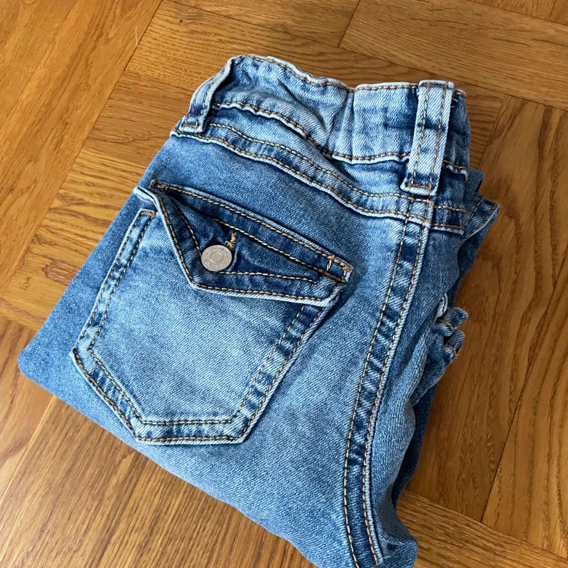 Blå jeans från Gina Tricot - 1