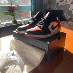 Jordan 1 Low’s - Ett par riktigt feta jordan 1 low’s. Köpte dem till ett spex och har inte funnit någon användning med dem sen dess. Storlek 44,5 men krymper med ca 1 storlek med creaseskydden som kommer med (helt nya). Mer bilder finns att få. Nypris - 1499kr