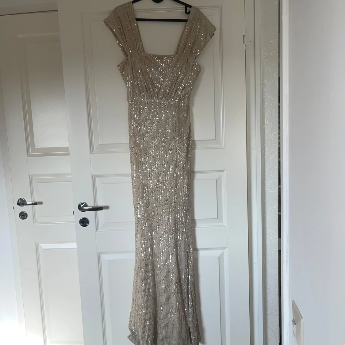 Champagnefärgad glittrig långklänning