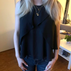 Svart topp från Zara Basic - Superfin svart festtopp från zara i storlek xs 